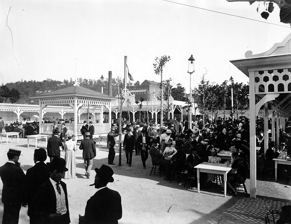 Crowd at the first Electric Park in the East Bottoms with the Heim Brewery in the background, 1900.
