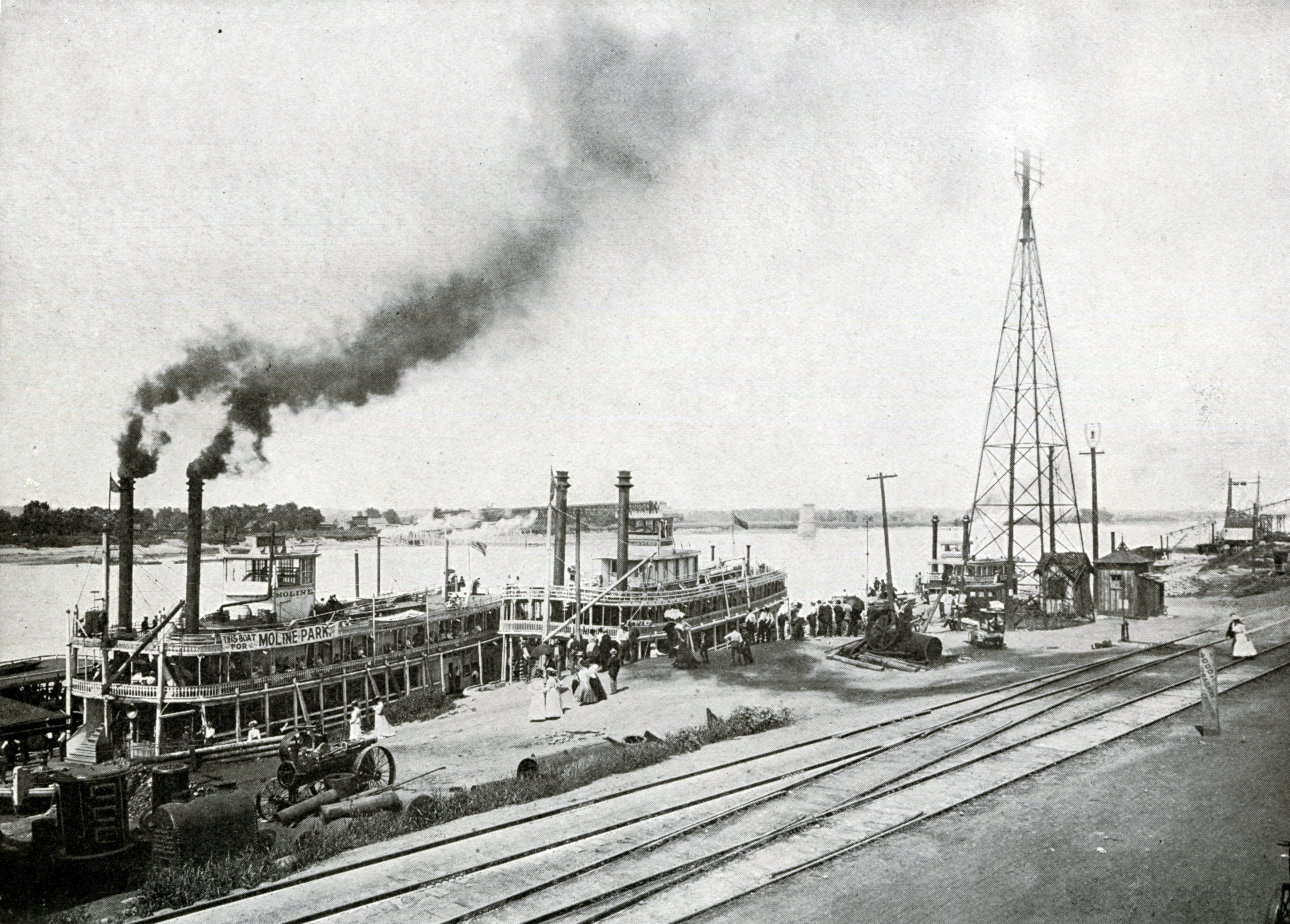 Ships docked along the limestone ledge at the foot of Main Street once known as Westport Landing, 1908. KANSAS CITY PUBLIC LIBRARY