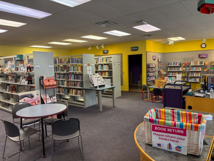 The entrance to the Sugar Creek Branch is a lot more streamlined.